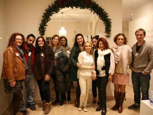 Mabel Salas posando con participantes de sus charlas y formaciones presenciales sobre desarrollo personal